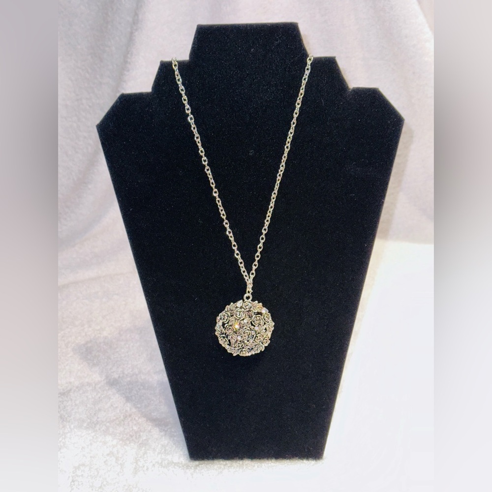Vintage Inspired Silver Toned Floral Necklace.